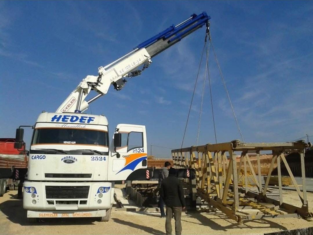 Hedef Vinç hiyap vinçli kamyon çelik konstrüksiyon kaldırırken