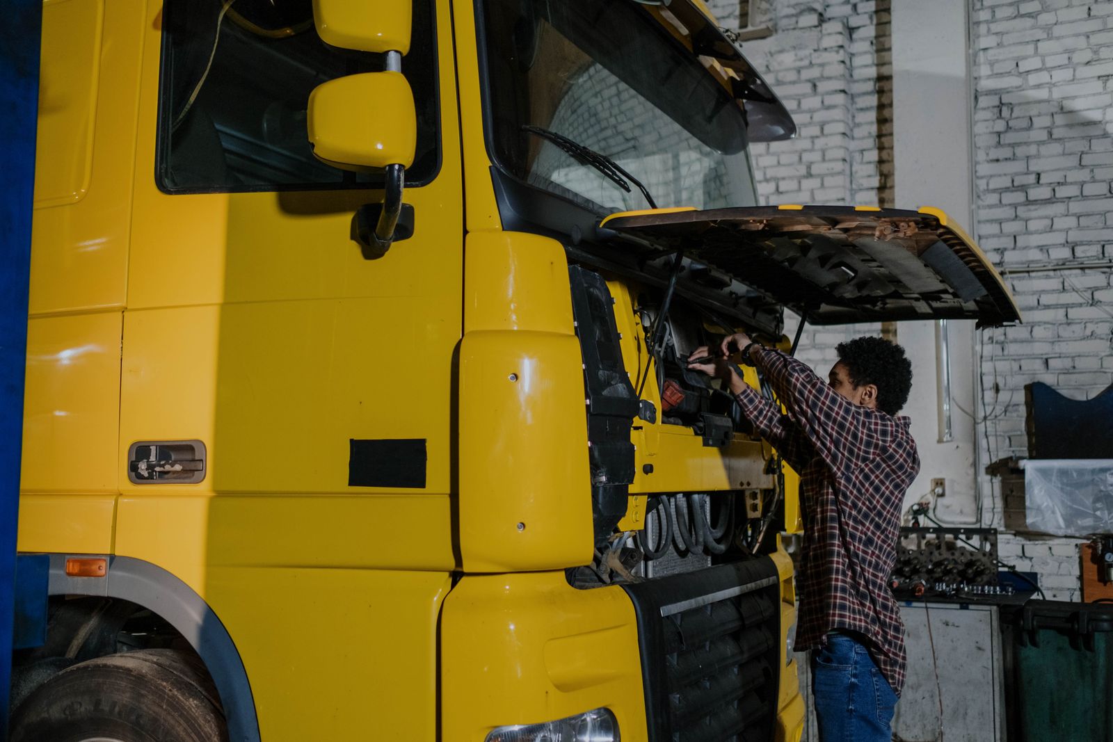 Kamyon üzerinde hidrolik servis çalışması